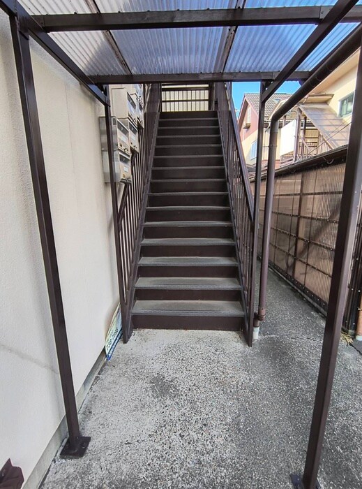 物件外観写真6　(エントランス部分)