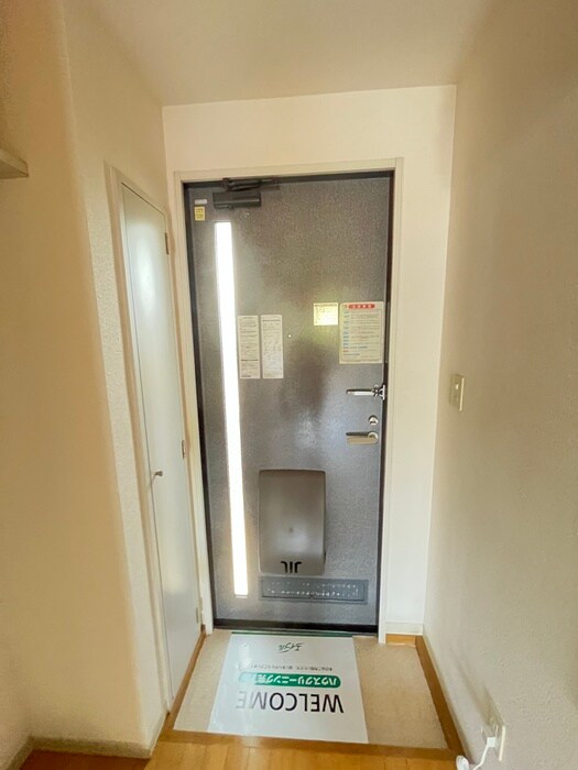 物件内観写真13　(玄関)