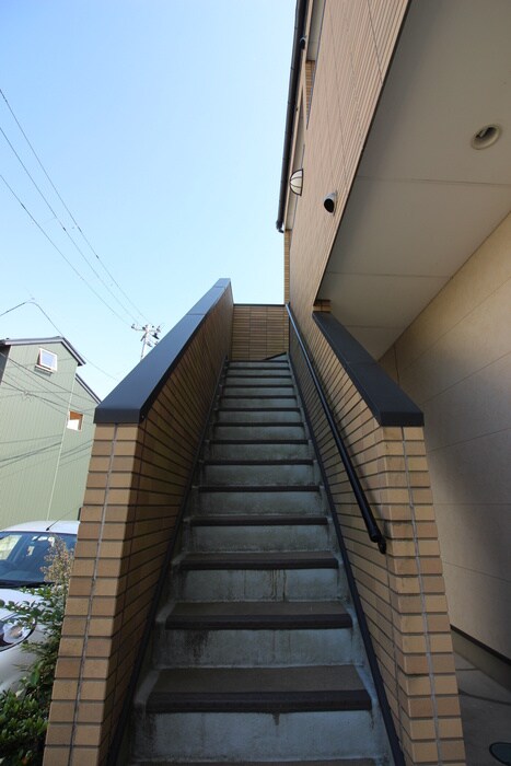 物件外観写真4　(エントランス部分)