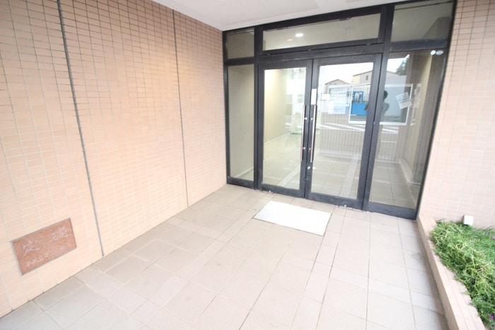 物件外観写真2　(エントランス部分)