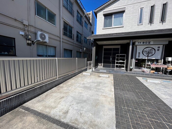 物件外観写真5　(駐車場)