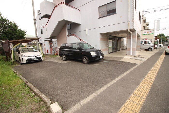 物件外観写真4　(駐車場)