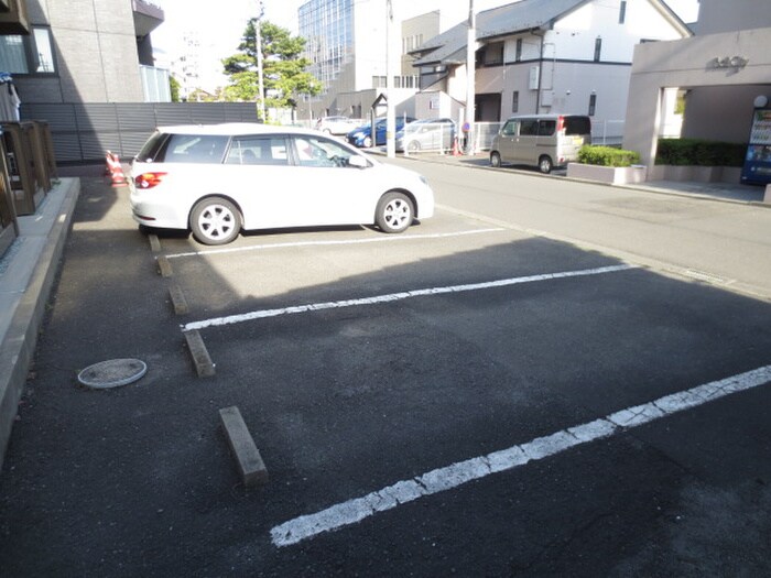 物件外観写真2　(駐車場)