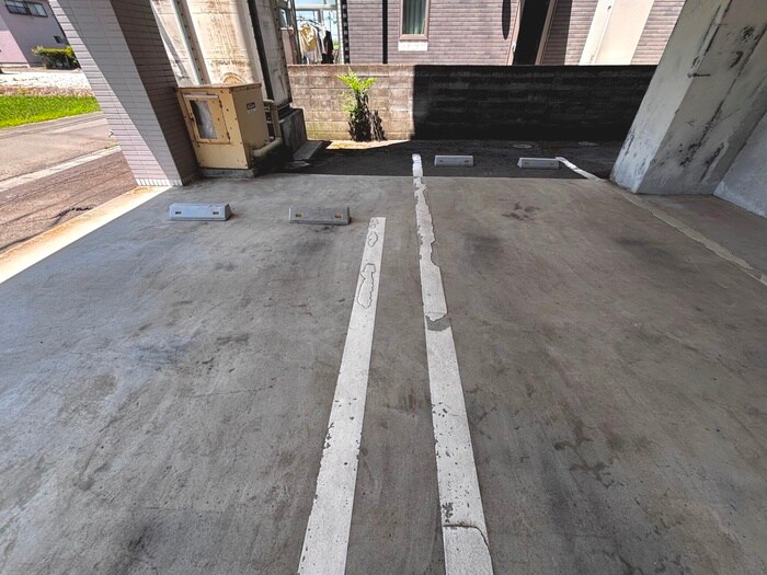 物件外観写真5　(駐車場)