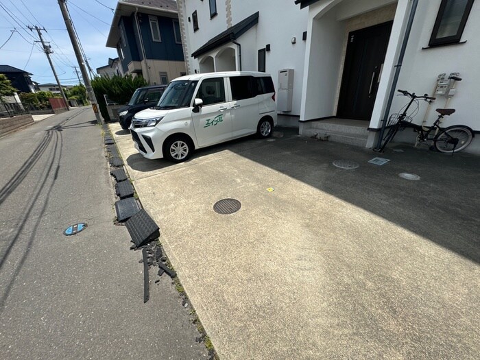 物件外観写真4　(駐車場)