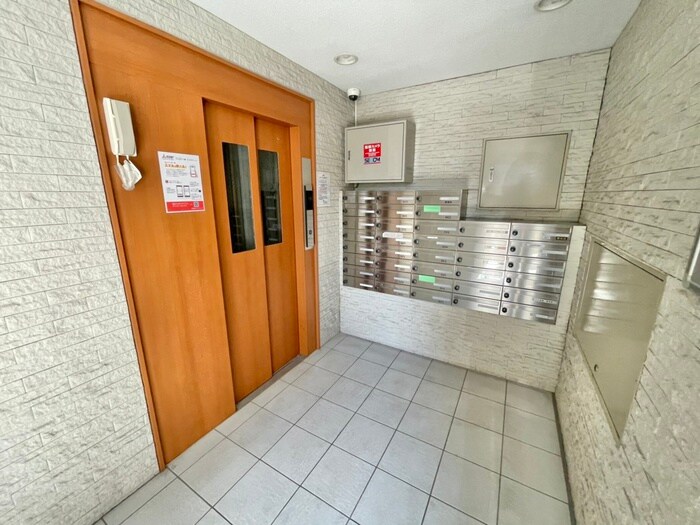 物件外観写真4　(エントランス部分)