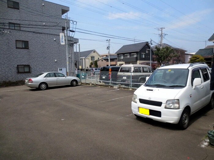 物件外観写真3　(駐車場)