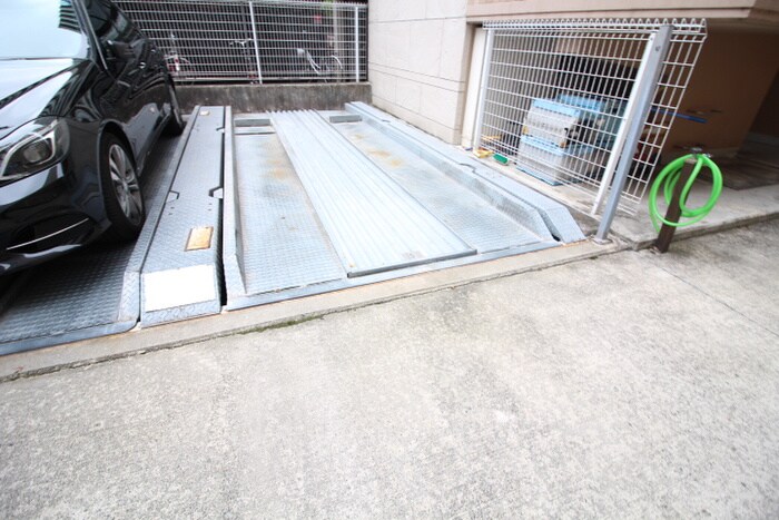 物件外観写真3　(駐車場)