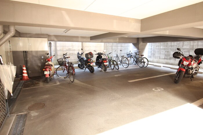 物件外観写真2　(駐輪場)