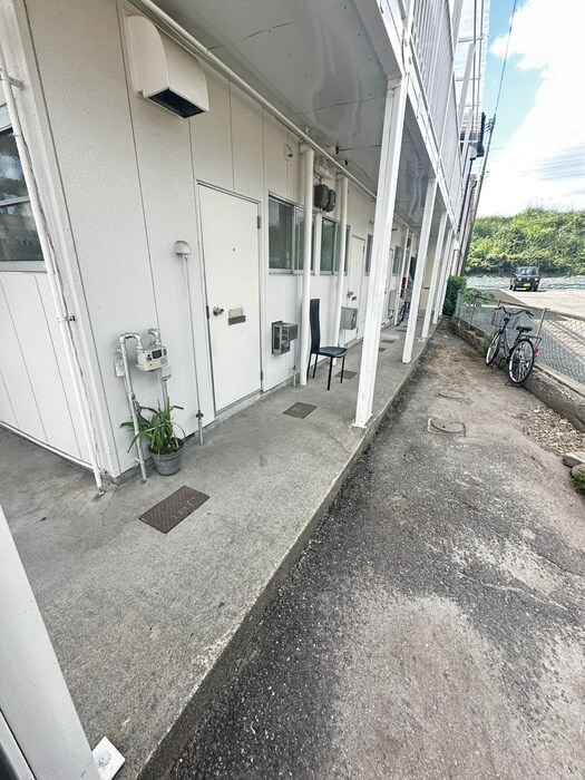 物件外観写真4　(エントランス部分)