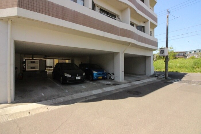 物件外観写真2　(駐車場)