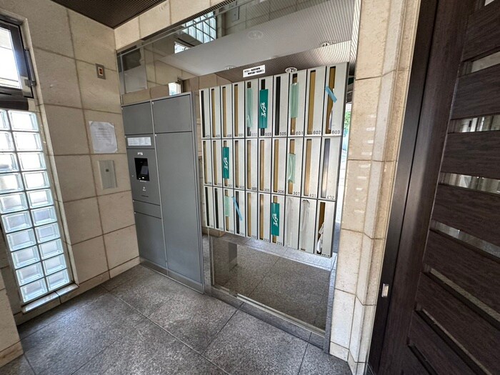 物件外観写真2　(エントランス部分)