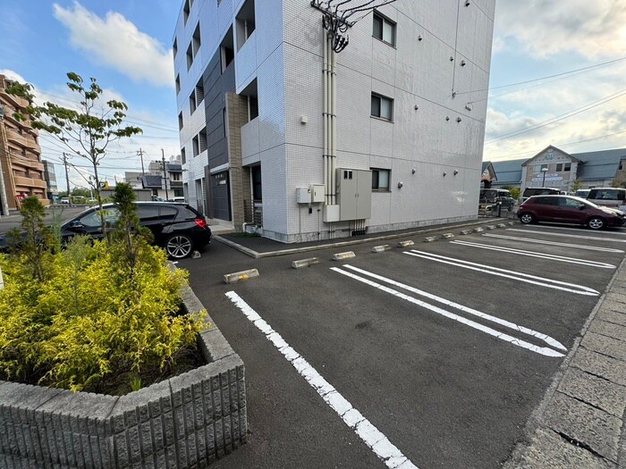 物件外観写真3　(駐車場)