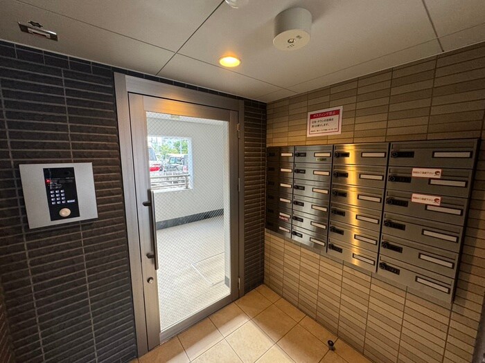 物件外観写真4　(エントランス部分)