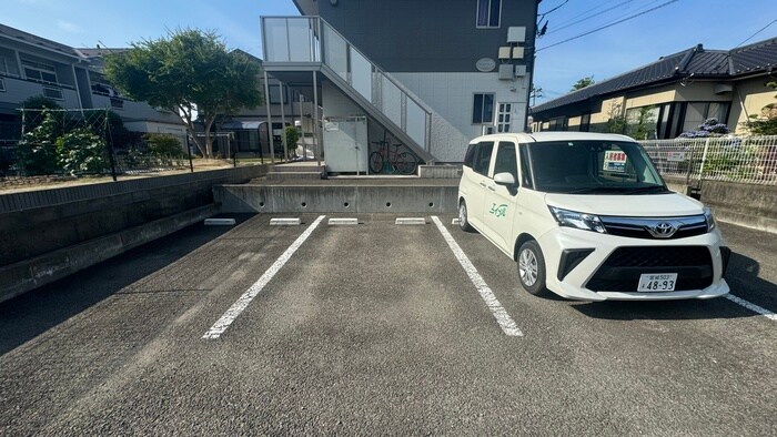 物件外観写真2　(駐車場)