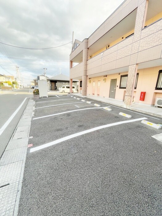物件外観写真2　(駐車場)