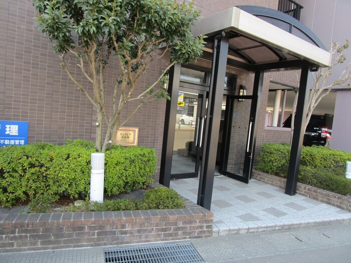 物件外観写真2　(エントランス部分)