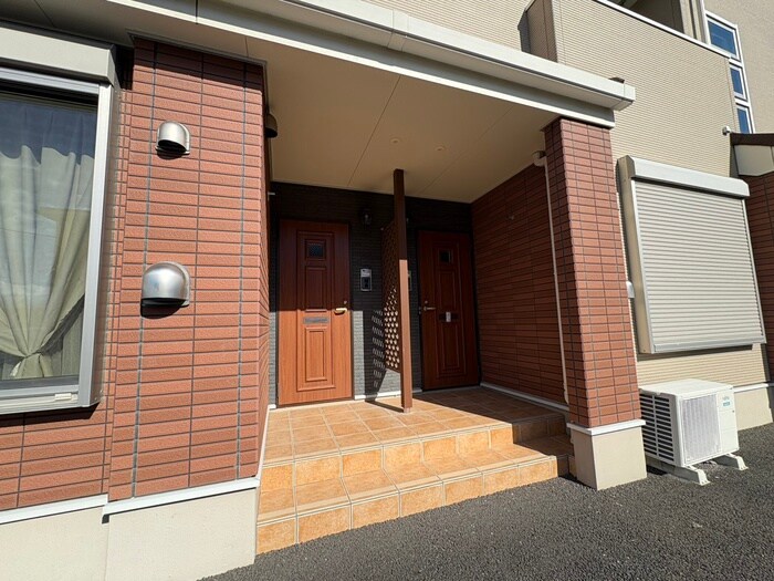 物件外観写真3　(エントランス部分)