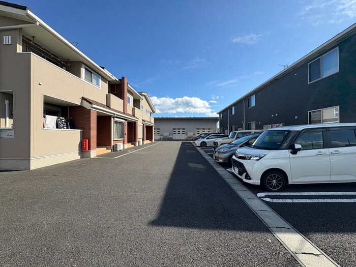 物件外観写真4　(駐車場)