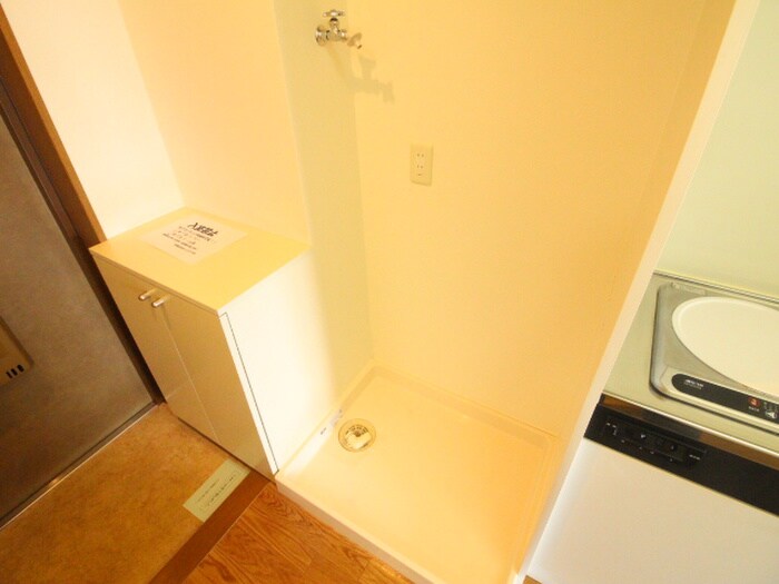 物件内観写真12　(洗濯機置場)