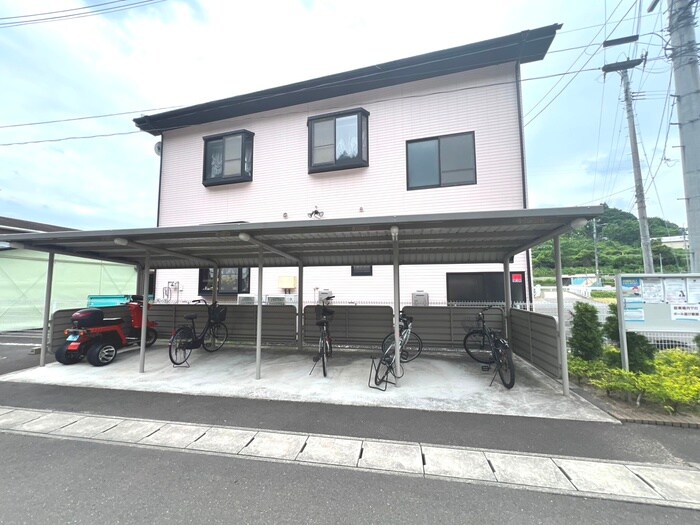 物件外観写真2　(駐輪場)