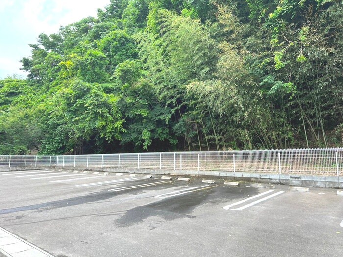 物件外観写真5　(駐車場)