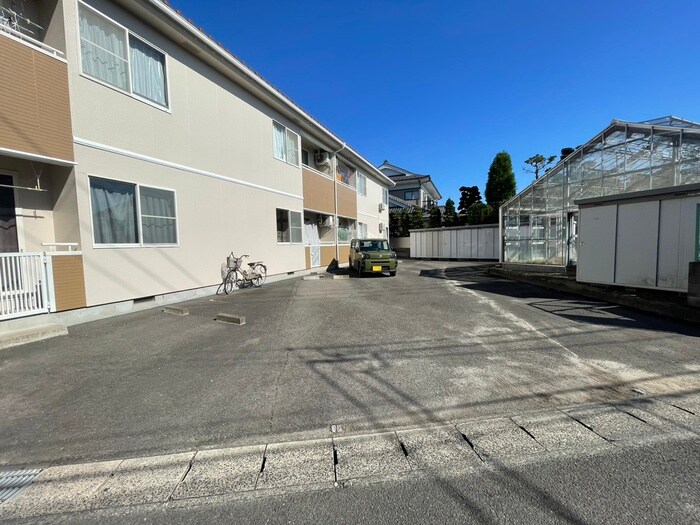 物件外観写真2　(駐車場)