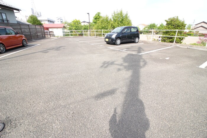 物件外観写真6　(駐車場)