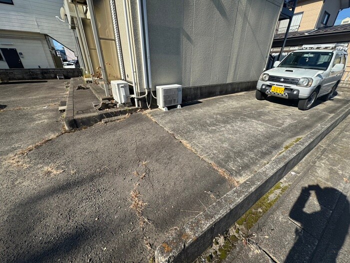 物件外観写真2　(駐車場)