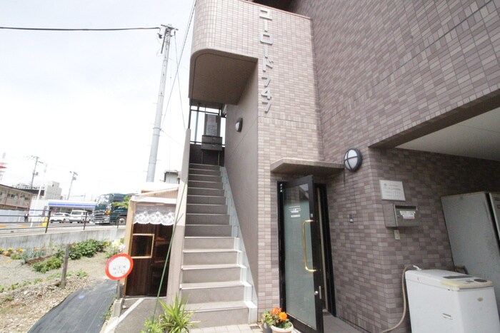 物件外観写真3　(エントランス部分)