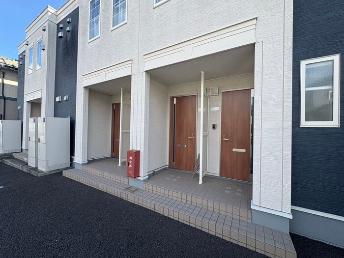 物件外観写真2　(エントランス部分)