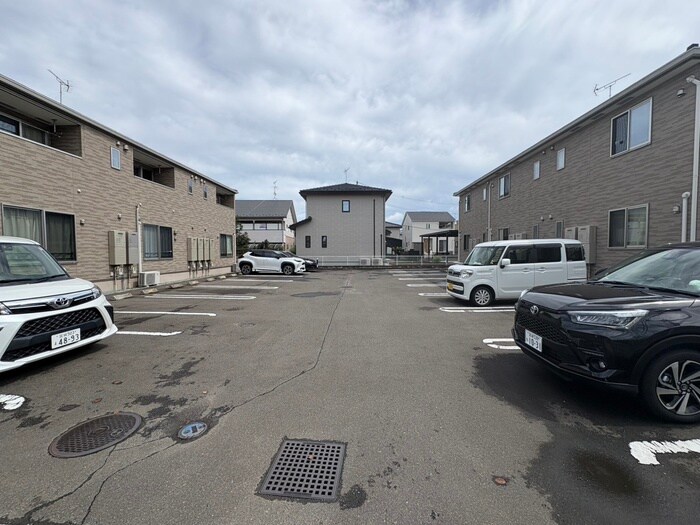 物件外観写真4　(駐車場)