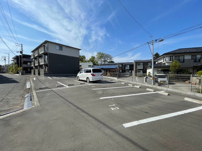 物件外観写真2　(駐車場)