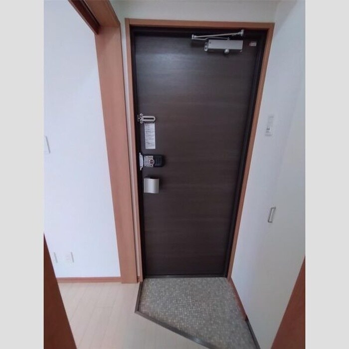 物件内観写真16　(玄関)