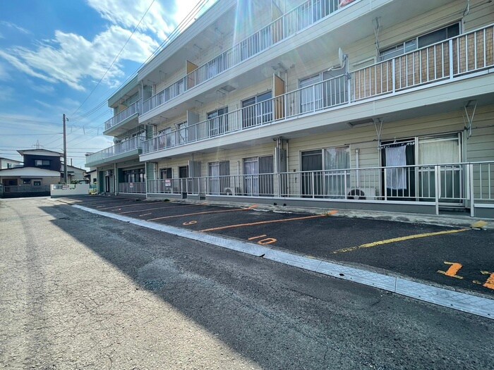 物件外観写真2　(駐車場)