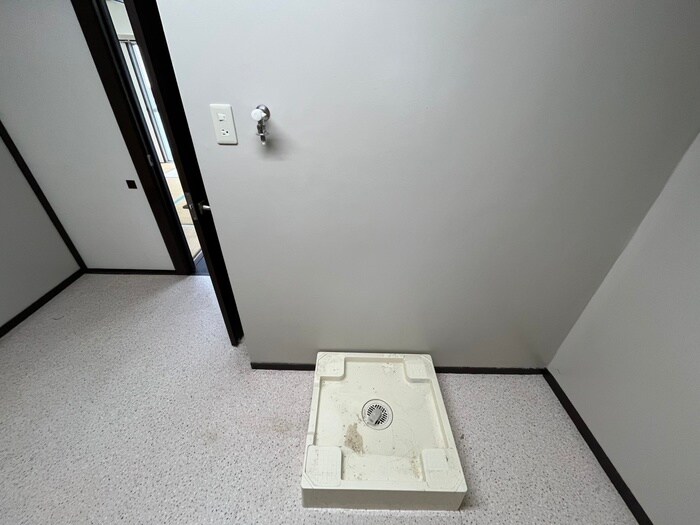 物件内観写真12　(洗濯機置場)