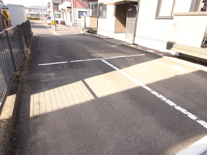 物件外観写真3　(駐車場)