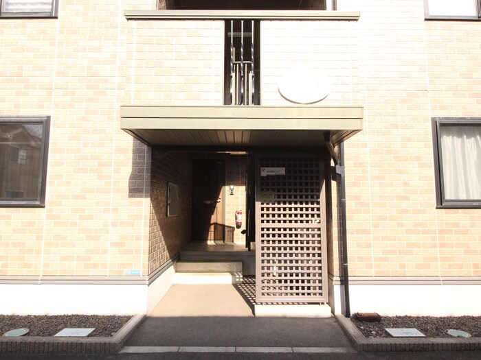 物件外観写真6　(エントランス部分)