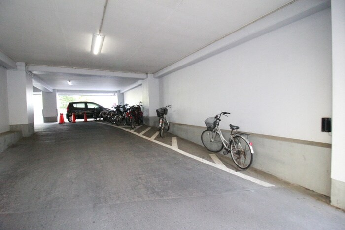物件外観写真4　(駐輪場)