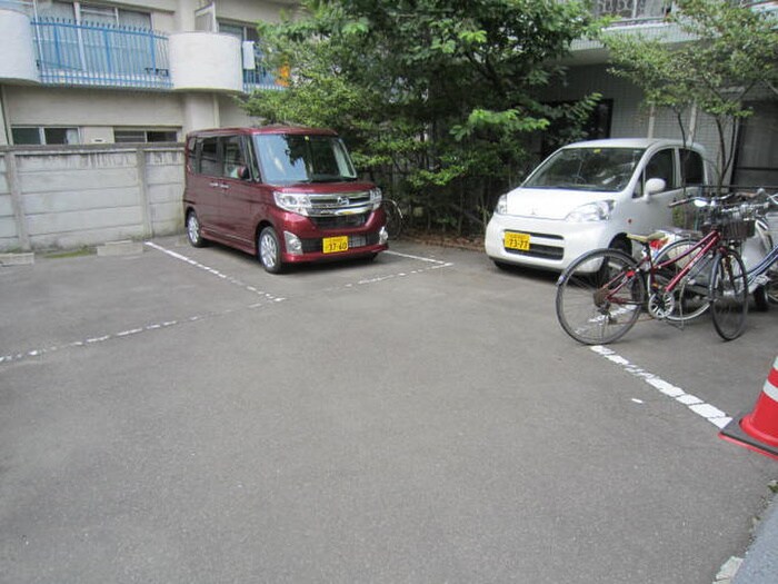 物件外観写真5　(駐車場)