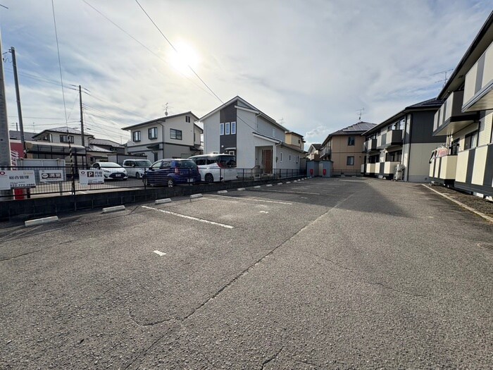 物件外観写真3　(駐車場)