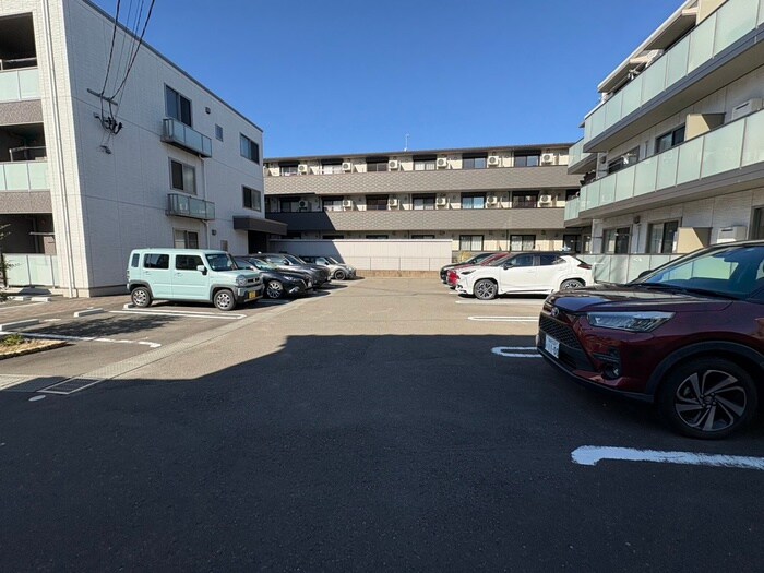物件外観写真3　(駐車場)