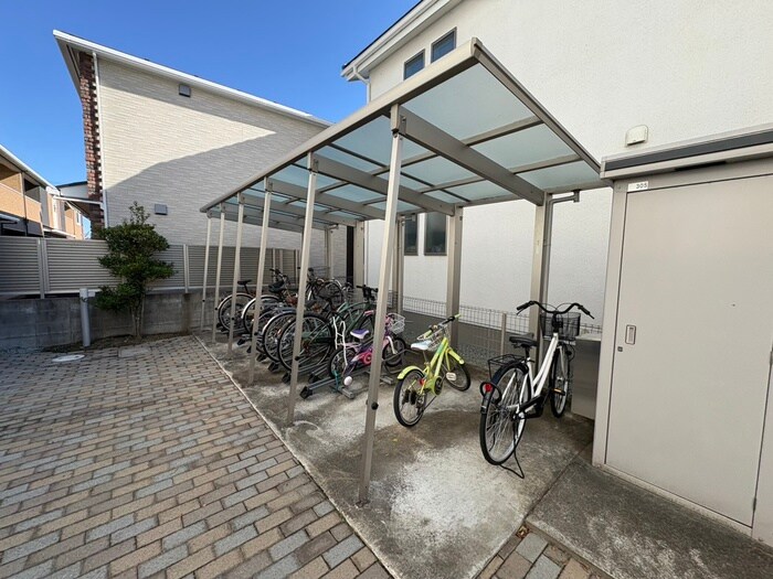物件外観写真4　(駐輪場)