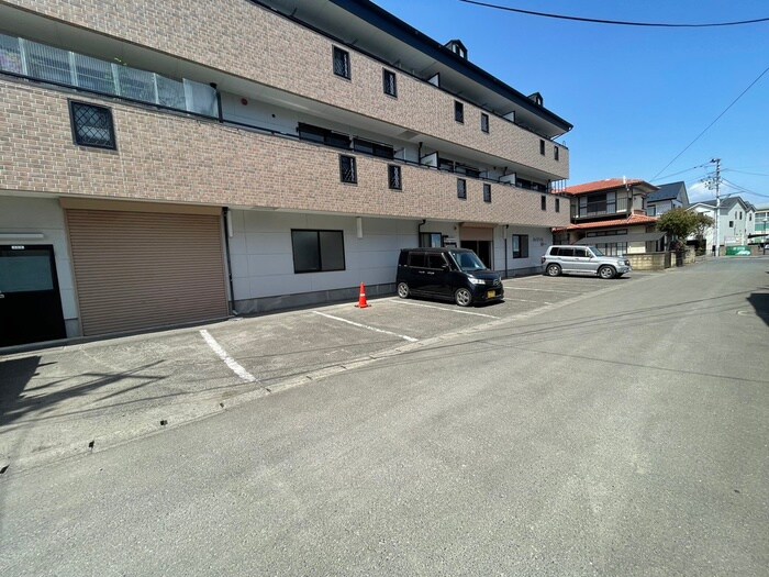 物件外観写真2　(駐車場)