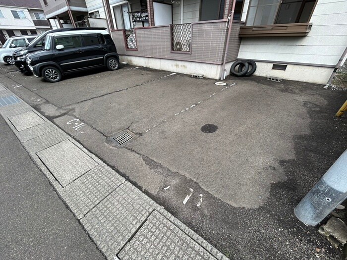 物件外観写真3　(駐車場)