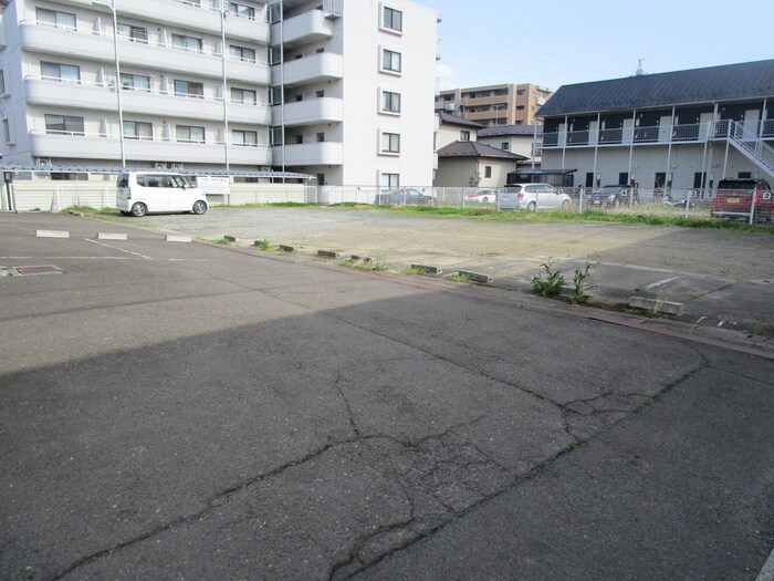 物件外観写真3　(駐車場)