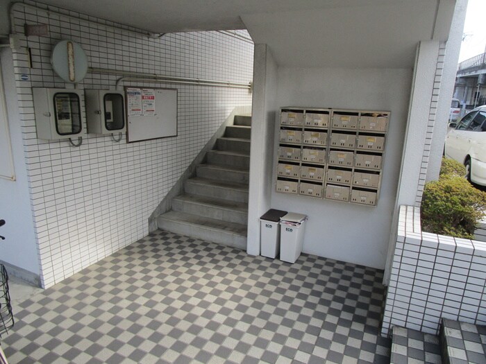 物件外観写真5　(エントランス部分)