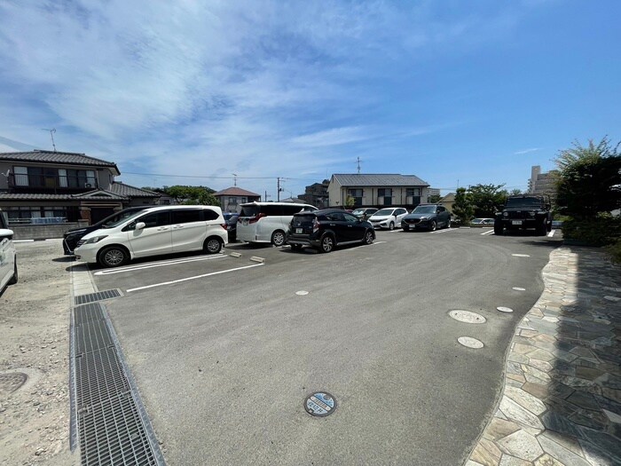 物件外観写真2　(駐車場)