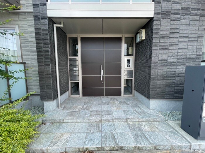 物件外観写真6　(エントランス部分)