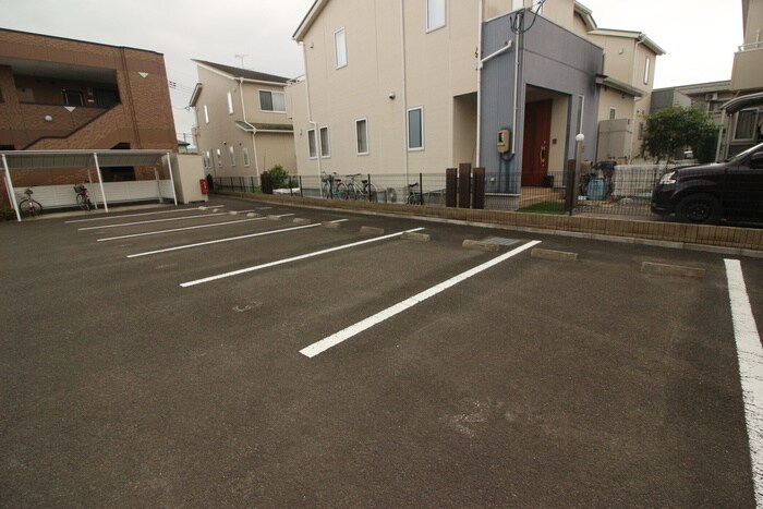 物件外観写真6　(駐車場)